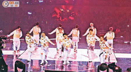 韓國男團EXO在台上落力表演送「自摸」。