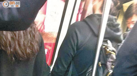 章子怡與男友汪峰坐機場列車時，將右手插進汪峰的褲袋。