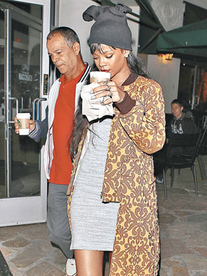 日前與父親外出晚膳的Rihanna只選擇喝茶，更穿上大褸保暖。（Splash News／東方IC圖片）
