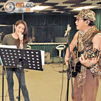 官恩娜和許冠傑綵排時合唱《常在我心間》。