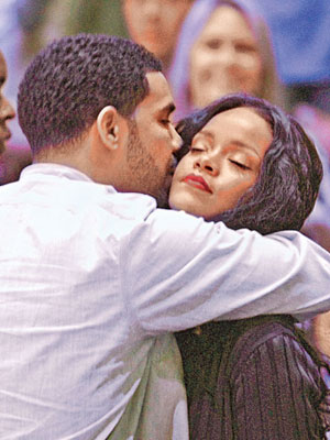 Drake與Rihanna欣賞NBA，情不自禁攬攬。（東方IC圖片）