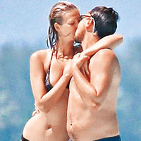 里奧勒度跟Toni在水中擁吻，他的大肚腩破壞浪漫氣氛。（東方IC圖片）