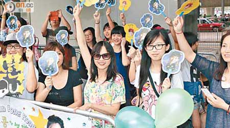 大批港迷預備了金秀賢肖像紙扇和橫額迎接偶像。
