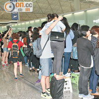 大批粉絲在機場送別金秀賢，有人更站在篋上爭取有利位置。