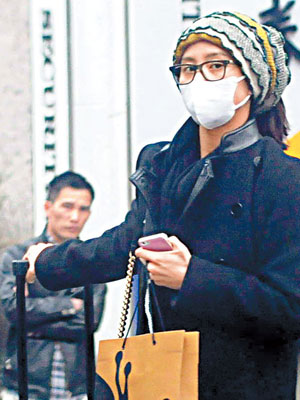 劉詩詩被拍得以口罩加眼鏡拖篋離開公寓。（CFP圖片）
