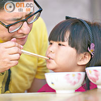 王岳倫父愛洋溢，餵女兒吃東西。