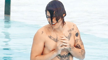 Harry在酒店暢泳不亦樂乎，而他的紋身最為搶眼。（東方IC圖片）