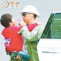 吳鎮宇與兒子出發錄節目。