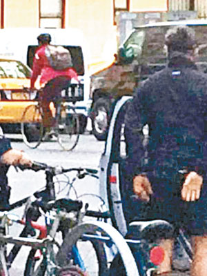 艾力踩單車時違例又鬧警員，最終被鎖上手銬返警署。（東方IC圖片）