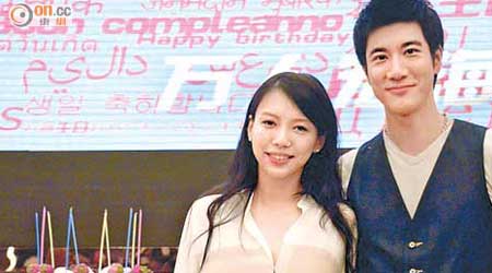 王力宏獲腹部微隆的李靚蕾送上生日蛋糕，正式宣布老婆懷孕五個月。