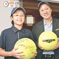 張德培將有親筆簽名的巨型網球送贈梁筠彤。