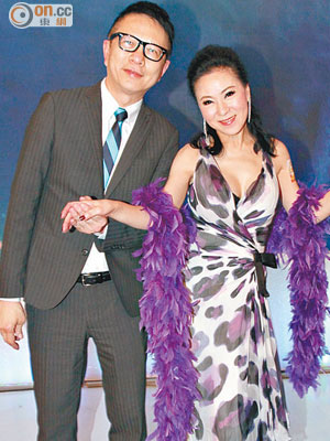 55歲魏秋樺（右）誠邀亞視執行董事葉家寶載歌載舞。