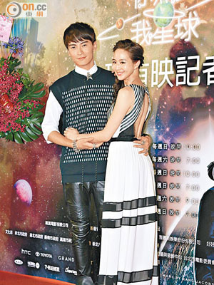 鄭元暢與張鈞甯（右）昨日在台北出席新劇首映。