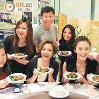 張曦雯（右二）工作撞正生日，同行的王君馨請她食鮑魚慶祝。