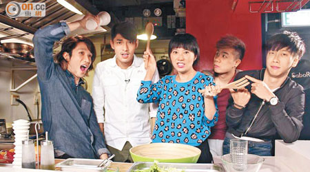 關楚耀（左二）與樂隊Supper Moment及主持人俞詠文，分享在音樂上首度合作的趣事。