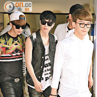 Chen（右起）率先步出機場，Lay、鹿晗緊隨其後。