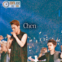 Chen在「花女」伴舞下，以普通話唱出《月光》 ，歌迷反應熱烈。