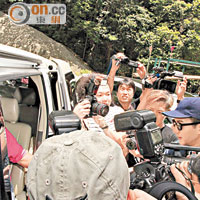 劉愷威上車時被傳媒包圍。