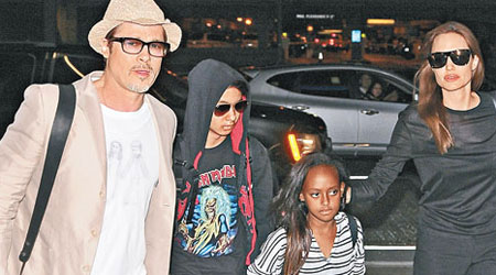 畢彼特（左起）大前晚與養子麥杜斯、養女莎夏娜及安祖蓮娜，現身洛杉磯機場。（東方IC圖片）