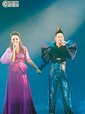 黎瑞恩與蔡一傑拖手合唱《愛一次便夠》。