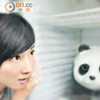 桂綸鎂搞笑地把熊貓放進雪櫃，創意滿fun。