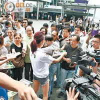 陳庭欣、陸浩明殺入尖沙咀，即大受市民、遊客歡迎，爭住攞天書。