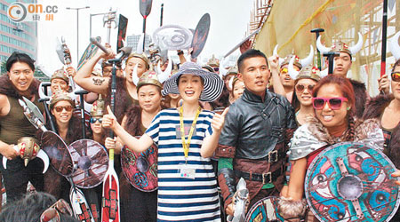 江美儀到競賽場地為一眾維京人打扮的龍舟健兒打氣。