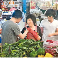 難得家輝與霆鋒大駕光臨，女檔主即捉實家輝手仔唔願放。