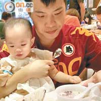 黃毅清曾在微博留言寸黃奕，前日則上載與女兒甜蜜合照。