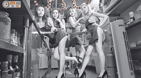 （左起）B.Gs成員方堯、袁凱茵、周汶希和柔雅晴化身性感牛魔女，誘惑Fans。（黑白圖片）