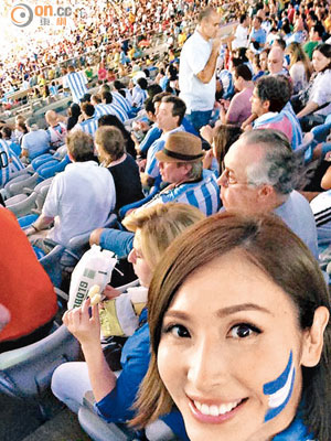 陳貝兒在馬拉簡拿球場感受足球氣氛。