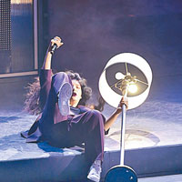 Lorde在台上攬燈表演，十分騎呢。（東方IC圖片）