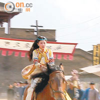 飾演蒙古公主的貢米有不少騎馬飛馳的鏡頭。