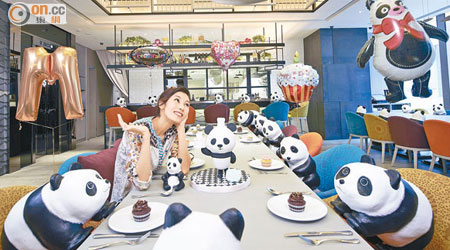 粉絲早前專誠準備了3D熊貓蛋糕，更安排了紙糊熊貓與她慶生。