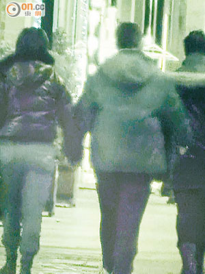 俞琤（右）與超瓊當日被本報獨家拍得手拖手遊巴黎，哄動全城。