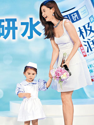 全智賢在上海出席品牌活動，對着小朋友笑不攏嘴。（東方IC圖片）