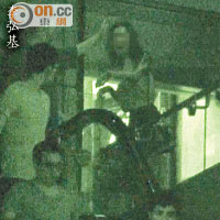 李弘基離開夜店時向兩女揮手道別，兩女顯得依依不捨。