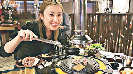 迪子強烈推薦將蛋汁倒在爐邊的新興韓燒食法。