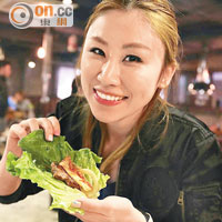 迪子愛用生菜包住洋蒽和燒肉同食。
