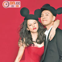 徐若瑄與老公齊以米老鼠禮服拍婚照，十分可愛。