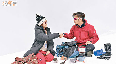 祖兒和霆鋒在瑞士雪地上拍攝節目，默契十足。