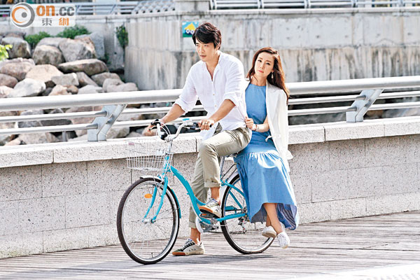 權相佑和崔智友在32度高溫下拍攝踩單車戲份，鏡頭前浪漫滿瀉，但鏡頭後苦不堪言。