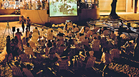 前晚假石澳沙灘舉行露天電影院，放映《我愛巴黎》及《我愛紐約》兩套電影。