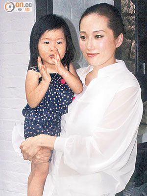 懷孕四個月的谷祖琳仍親手抱實囡囡。