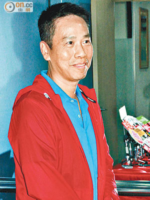 冼國林昨日舉行記者會宣布接受杜宇航賠錢解約。