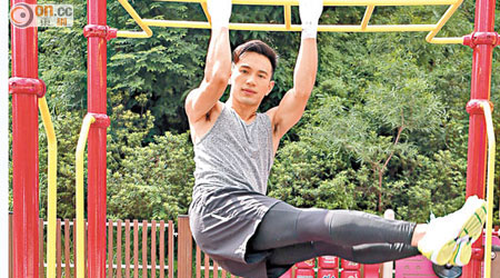 王梓軒每星期都抽時間健身，更就地取材在公園操練。
