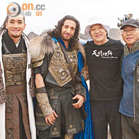 右起：導演李仁港、成龍給艾哲倫保迪、崔始源探班打氣。