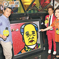城城、藝術大師Romero Britto（右二）、新鴻基地產代理有限公司租務總經理馮秀炎，在場內欣賞Romero的毛澤東畫像。