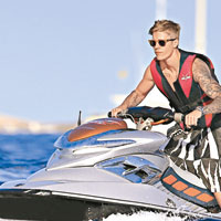 Justin在西班牙繼續玩樂，大玩水上電單車。（Splash News／東方IC圖片）