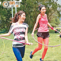 劉心悠（左）及薛凱琪大玩呼拉圈，為代言的品牌拍攝廣告。
